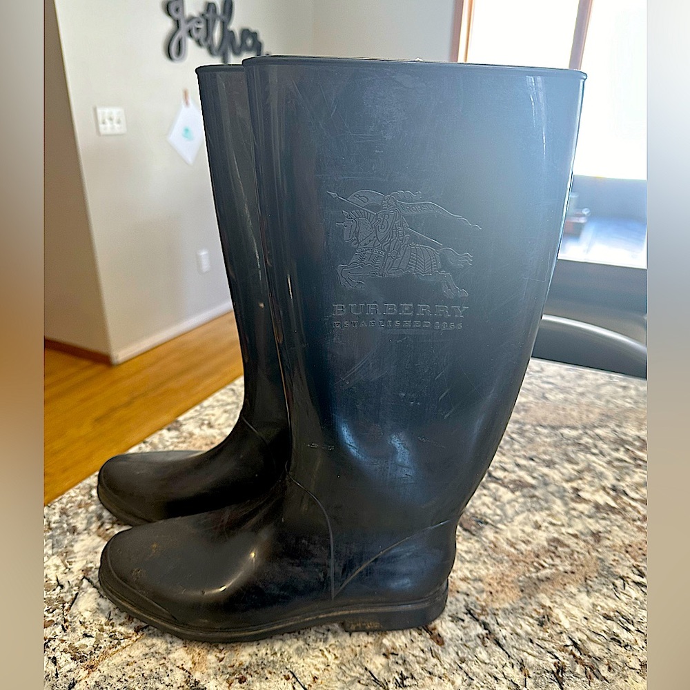Burberry women’s rain boots size 9